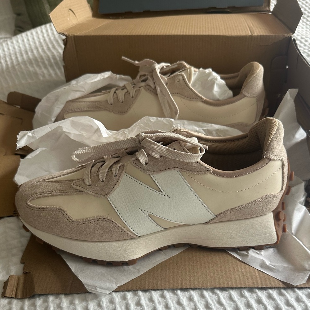 New Balance 327 NWT women’s size 11 men’s size 9.5. Oatmeal, beige & white